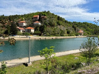 Zrmanja river and river valley with wooded shore (Obrovac, Croatia) - Fluss Zrmanja und Flusstal mit bewaldetem Ufer (Obrovac, Kroatien) - Rijeka Zrmanja i riječna dolina sa šumovitom obalom (Hrvatska © Mario