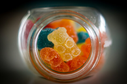 Detalle macro de ositos de gominola en tarro de cristal 