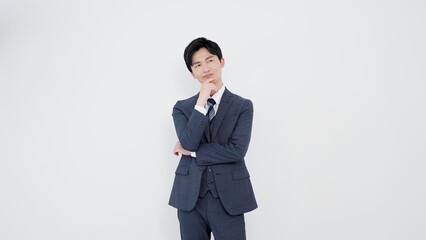 考え込むアジア人ビジネスマン