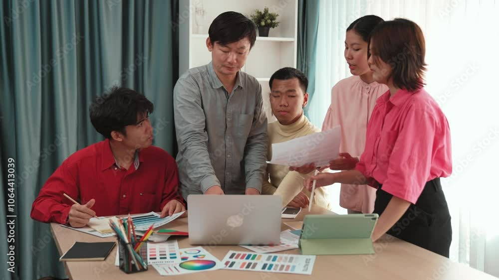 Aufkleber slow motion designer team brainstorming and choosing color for graphic design working or client aski