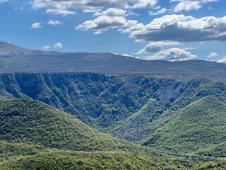 Naklejka premium Natural cauldron and the source area of ​​the river Zrmanja (Velebit Nature Park, Croatia) - Natürlicher Kessel und Quellgebiet des Flusses Zrmanja (Kroatien) - Područje izvora Zrmanje (Hrvatska)
