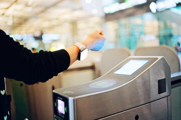 Seamless Digital Access: Modern Technology in Transit Environments