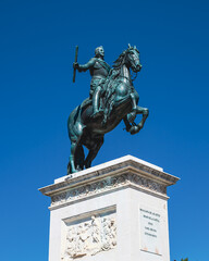 Fototapeta premium Bronze Equestrian Statue Under a Clear Blue Sky
