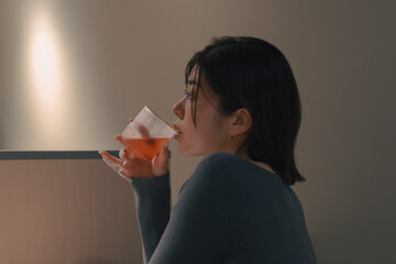 バーで飲む女性