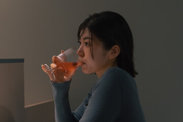 バーで飲む女性