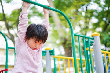 Obraz premium 公園で一人で遊ぶ男の子