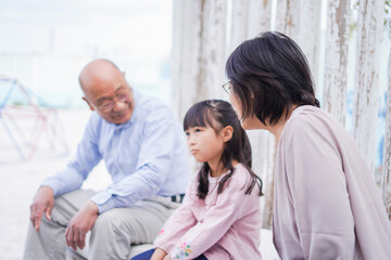 Obraz premium 孫とレジャーに出かける高齢の夫婦