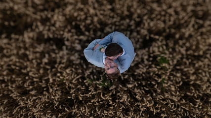 Glückliches gleichgeschlechtliches Paar in passenden Anzügen teilt einen liebevollen Moment. Ein Symbol für Liebe, Gleichheit und Freude an ihrem Hochzeitstag.