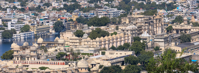 Aerial view city palace and Lake Pichola in Udaipur, known for its beautiful lakes, palaces, and historical buildings.