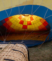 Obraz premium A hot air balloon is open to show the inside of the balloon