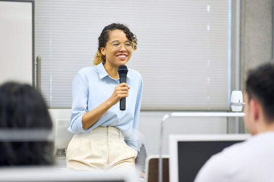 lecture, english conversation, seminar, instructor, class, foreigner, classroom, teacher, professor, university, african, attractive, american, school, language, native, computer, pc, whiteboard, podi