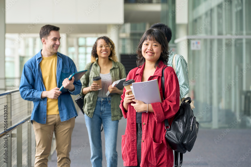 Aufkleber グループ、学生、大学生、多国籍、グローバル、大学、笑顔、女性、日本人、外国人、勉強、インターナショナル、国際、ダイバーシティ、インクルージョン、多様性、多人種、交流、チームワーク、男性、黒人、白人、若い、Z世代、若者、英会話、語学、ワーキングホリデー、ホームステイ、留学、留学生、教育、学習、外語大、友達、クラスメート、キャンパス、学校、スクール、校舎、カジュアル、キャンパスライフ、会話、コミュニケ