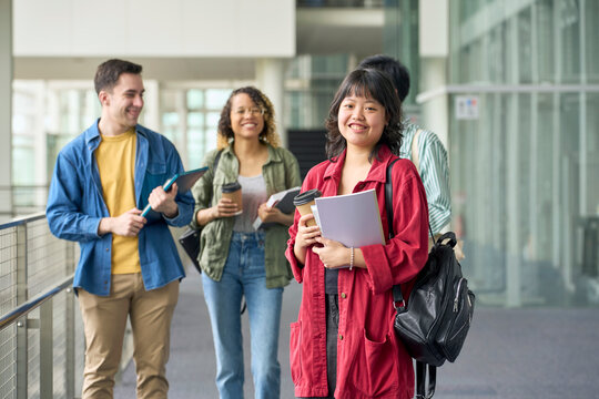 グループ、学生、大学生、多国籍、グローバル、大学、笑顔、女性、日本人、外国人、勉強、インターナショナル、国際、ダイバーシティ、インクルージョン、多様性、多人種、交流、チームワーク、男性、黒人、白人、若い、Z世代、若者、英会話、語学、ワーキングホリデー、ホームステイ、留学、留学生、教育、学習、外語大、友達、クラスメート、キャンパス、学校、スクール、校舎、カジュアル、キャンパスライフ、会話、コミュニケ