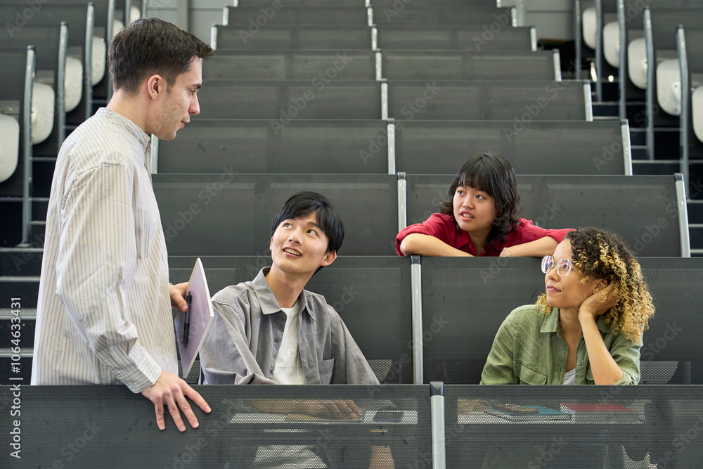 Aufkleber 学生、大学生、授業、勉強、留学生、留学、友達、グローバル、国際、インターナショナル、日本人、外国人、多国籍、ダイバーシティ、インクルージョン、多様性、多人種、交流、グループ、チームワーク、男性、女性、若い、Z世代、英会話、語学、ワーキングホリデー、ホームステイ、教育、学習、教室、大学、クラスメート、キャンパス、スクール、講義、講堂、カジュアル、キャンパスライフ、会話、コミュニケーション、教える、笑