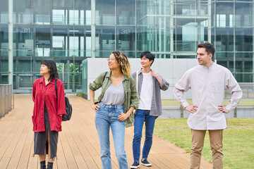 大学生、学生、グループ、グローバル、多国籍、留学、語学、ワーキングホリデー、留学生、Z世代、外国人、日本人、キャンパス、大学、カジュアル、ビジネス、チームワーク、仲間、友達、笑顔、若者、元気、校舎、オフィス、屋外、喜ぶ、楽しい、黒人、白人、ベンチャー、スタートアップ、起業、企業、英会話、海外、男性、女性、スクールライフ、学校、教育、コピースペース、インターナショナル、クラスメート、20代、学習、勉