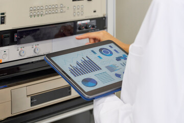 タブレット、医師、データ、医療、サーバ、データセンター、操作、DX、IoT、画面、エンジニア、技術者、クラウド、ERP、ソフトウェア、システム、ネットワーク、ラック、コンピュータ、ルーム、管理、制御、グラフ、ICT、IT、技術職、白衣、科学、研究、開発、通信、分析、解析、オンライン、技術、テック、電子、エレクトロニクス、手元、ボディパーツ、機器、病院、実験、データベース、仕事、ビデオ、DVD、メン