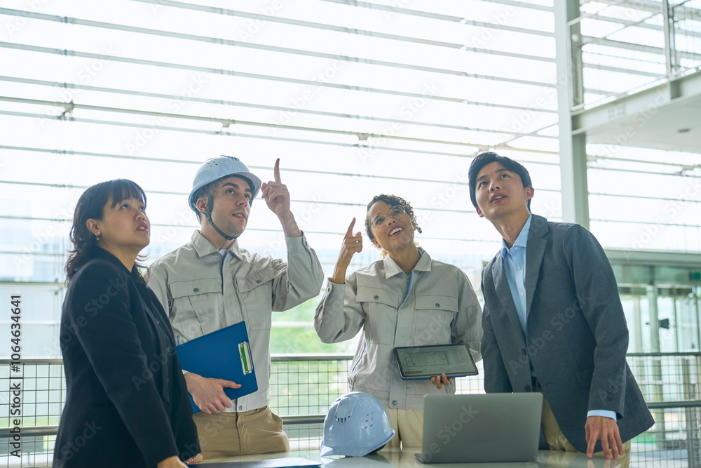 Aufkleber 工場、会議、ミーティング、ビジネス、グローバル、ビジネスマン、エンジニア、建設、設計、工事、現場、作業員、多国籍、技術者、会話、打ち合わせ、国際、プロジェクト、インターナショナル、ダイバーシティ、インクルージョン、多様性、多人種、グループ、チームワーク、日本人、外国人、男性、女性、黒人、白人、笑顔、人材、仲間、パートナーシップ、協力、建築、ビル、オフィス、海外、相談、タブレット、DX、ビジネスパー