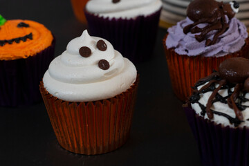 Mesa decorativa con pastel y postres de halloween