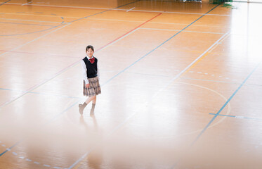 体育館の中にいる日本人の女子生徒