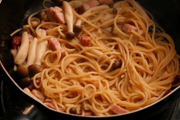 料理中の和風パスタ