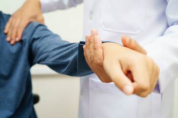 Obraz premium Physical therapy, Asian therapist doctor treat perform pain therapy in hospital.