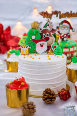 Mesa decorativa con pastel y postres de navidad