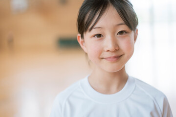 体操着を着たカメラ目線の女の子