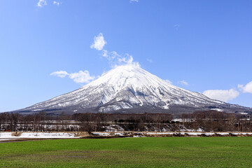 Fototapeta premium 北海道京極町、雪解け前の初春の羊蹄山【4月】