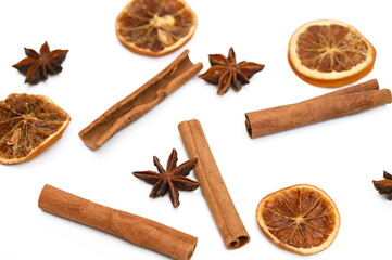 Świąteczny czas, anyż gwiazdka, plastry suszonej pomarańczy i laski cynamonu izolowane na bialym tle