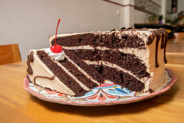 Torta de chocolate rellena de crema y cereza