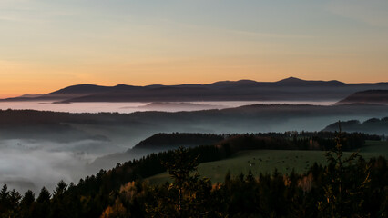 Obraz premium Sunset in the Teplice-Adršpašské rocks. View of the Krkonoše Mountains from the Teplice-Adršpašské rocks.