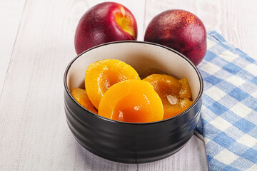 Canned peaches with sweet syrope