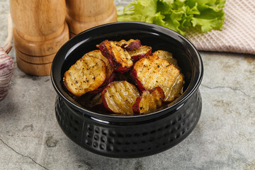 Baked red batat slices with herbs