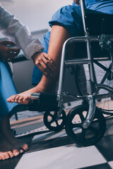 Obraz premium Physiotherapist nurse doing physiotherapy to rehabilitate leg of elderly female patient.