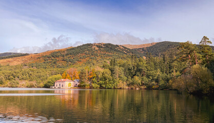 Fototapeta premium Lakes, yellow, green and brown autumn leaves