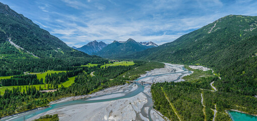 Der naturbelassene Flussbett des Lech bei Weißenbach im Sommer