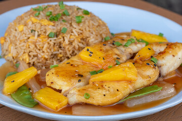 Pollo con piña y arroz chaufa
