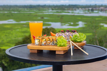 Tablas de makis con vista al río