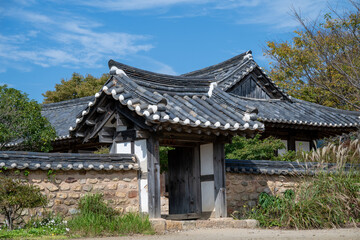 Fototapeta premium Korean Traditional House Scenery in Autumn