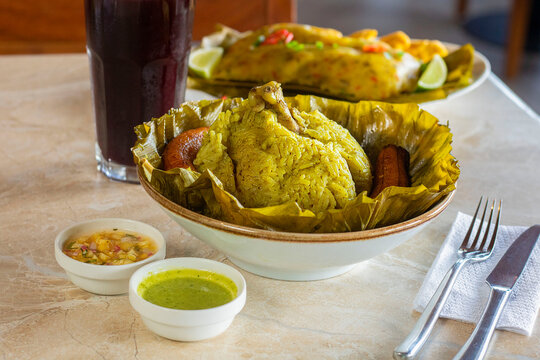 Tradicional juane de gallina regional con maduro frito