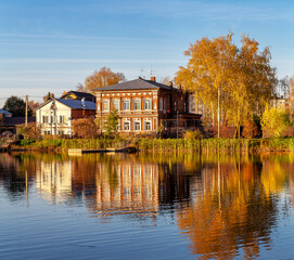 Obraz premium Bogorodsk, Nizhny Novgorod region, Russia, Street view of an ancient provincial Russian city on the shore of a lake on a summer evening. An ancient building of artisans, an architectural monument.