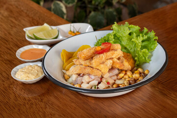 Ceviche carretillero de pescado con chicharrón de calamar Peruano