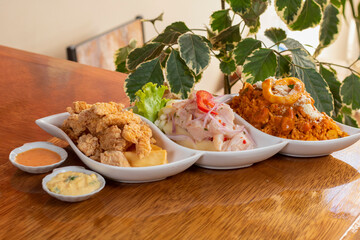 Trío marino de ceviche, chicharrón de pescado y arroz con mariscos