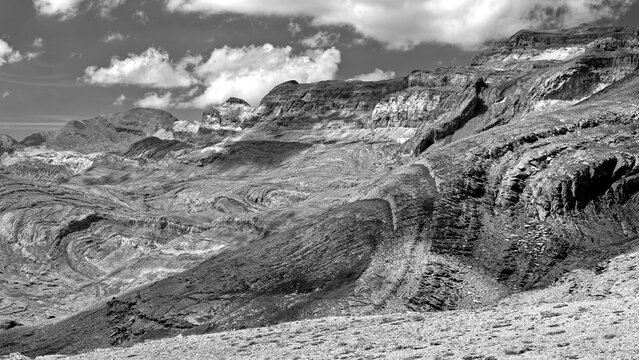 Arriv&eacute;e au refuge de Goriz, derri&egrave;re le Mont Perdu en randonnant le long du GR11