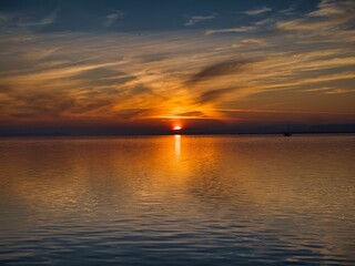 Naklejka premium Serene sunset over calm waters