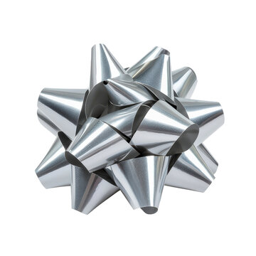 Lazo de regalo plateado hecho con cinta metalizada brillante formando bucles con forma de una flor, sobre un fondo blanco. PNG transparente.