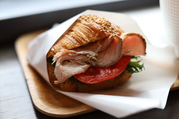 プレッツェルクロワッサンサンド白馬豚