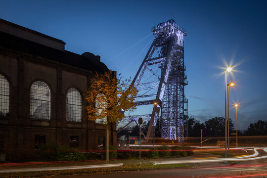 Lichtinstallation mit Laserstrahlen am F&ouml;rderturm von Schacht 2 der ehemaligen Zeche F&uuml;rst Leopold in Dorsten