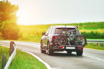 SUV transporting mountain bikes on road