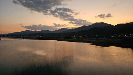 Obraz premium 경기도 양평의 북한강과 철교의 석양 전망